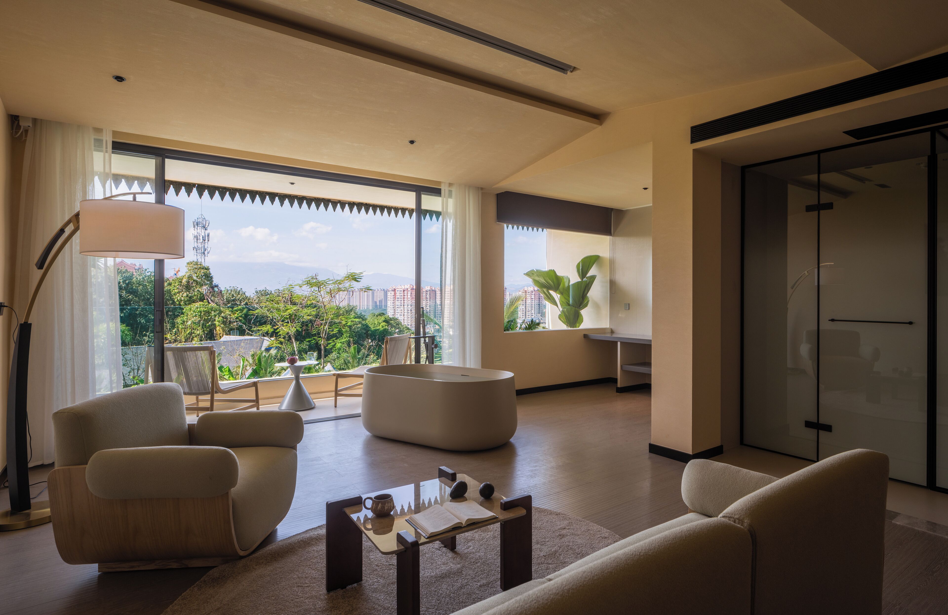 Quarto casal superior, varanda, vista para o jardim | Área de estar | TV