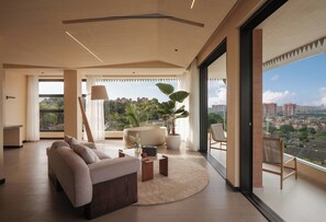 Luxury Double Room, Patio, City View | Ruang tamu | TV 