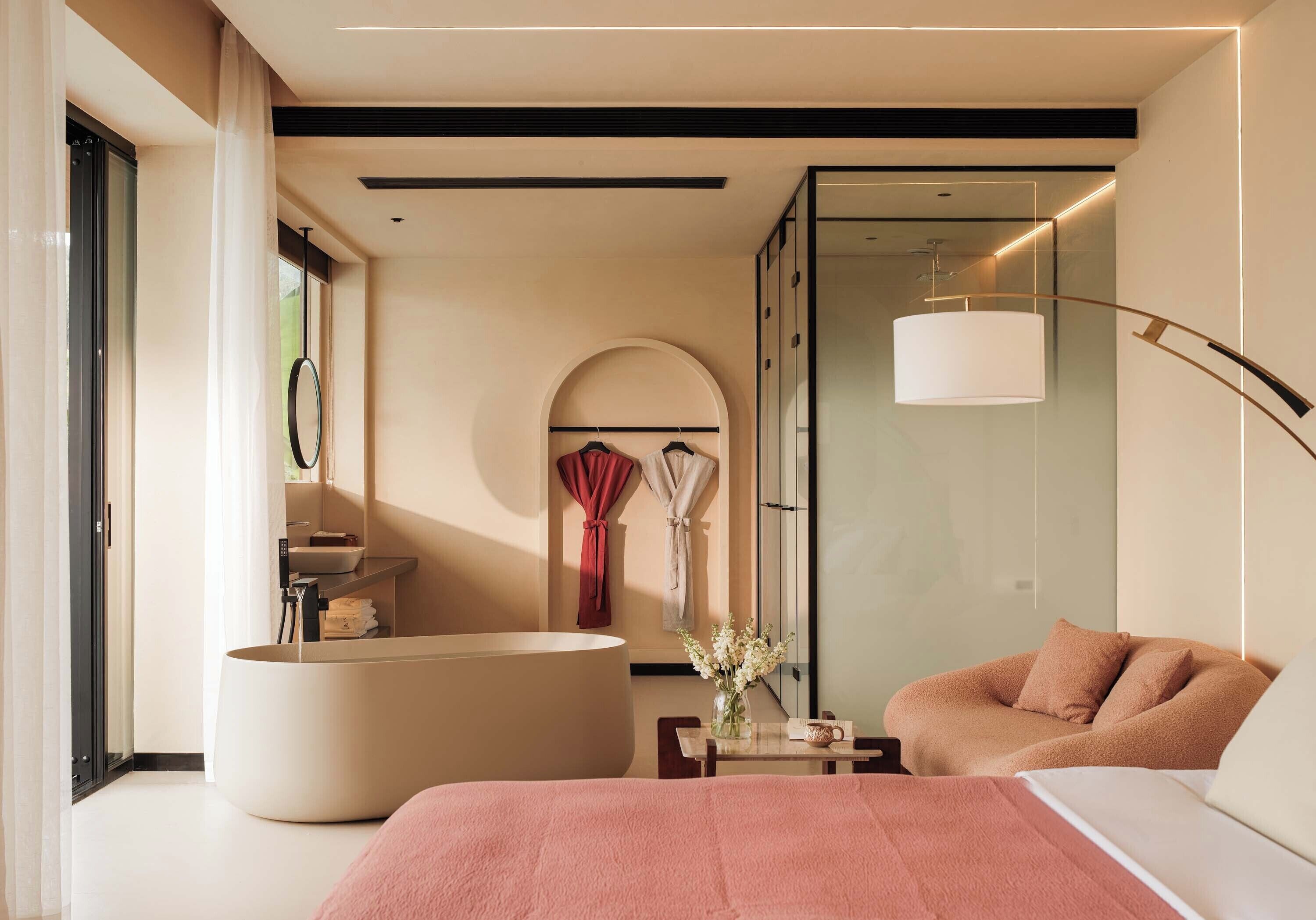 Ein modernes Badezimmer mit einer freistehenden Badewanne, einem Waschtisch mit Spiegel und einer Duschkabine.
