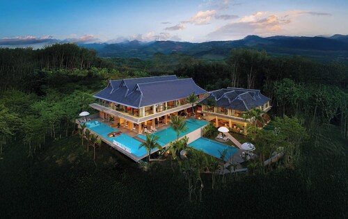 Three-Colored Cloud River Resort VILLA