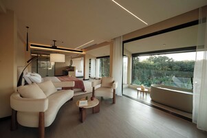 Quarto casal luxo, varanda, vista para a cidade | Área de estar | TV