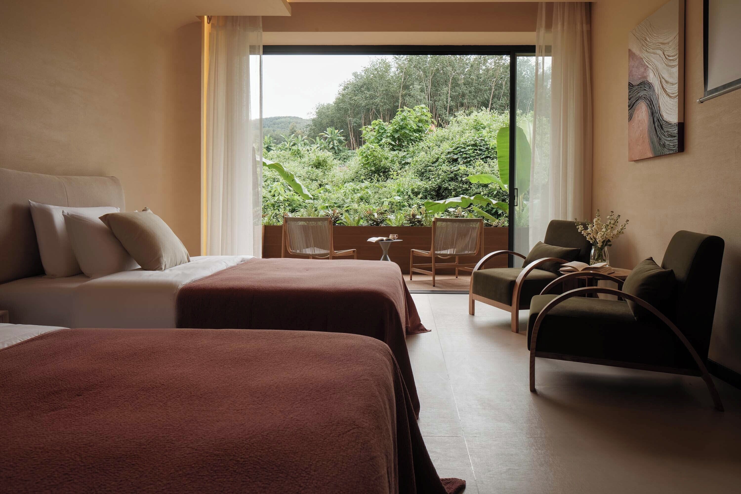 Minibar, laptop workspace, blackout curtains, free WiFi