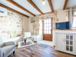 TV - Astonoshing Villa Stone mit beheiztem Pool in Mlini by Interhome (Dubrovnik/Mlini)
