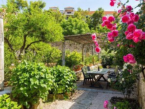 Outdoor dining - Dubrovnik Residence Dvori, großer Garten Kostenloses Parken by Interhome (Dubrovnik)