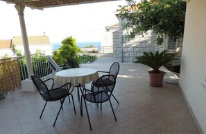Outdoor dining - Appartement Lidija mit Terrasse und Meerblick by Interhome (Dubrovnik)