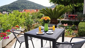 Outdoor dining - Modernes Apartment in der Nähe von Sunset Beach, WLAN, kostenloser Parkplatz by Interhome (Dubrovnik)