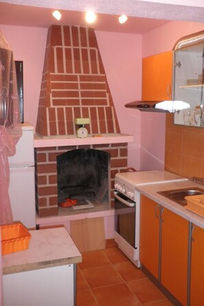 Fridge, microwave, oven, cookware/dishes/utensils - Wohnung mit Blick auf das Wasser by Interhome (Blato)