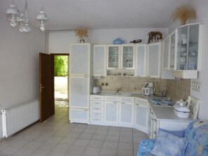 Fridge, microwave, oven, cookware/dishes/utensils - Apartment Toni by Interhome (Korčula/Zavalatica)