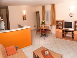 TV - Modern eingerichtete Ferienwohnung orange by Interhome (Klek)