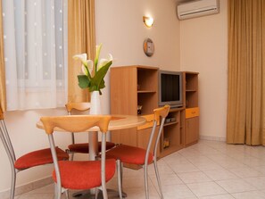 Dining - Modern eingerichtete Ferienwohnung orange by Interhome (Klek)