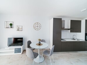 Dining - "Gray" mit Blick auf das Wasser by Interhome (Klek)