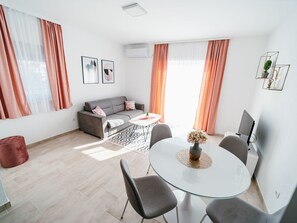 TV - "Gray" mit Blick auf das Wasser by Interhome (Klek)
