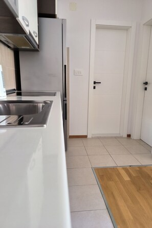 雪櫃、焗爐、洗碗機、廚房用具/餐具/器皿