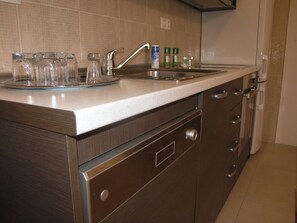Fridge, oven, dishwasher, cookware/dishes/utensils - Gesamte Wohnung in Gradac mit Möbliertem Balkon by Interhome (Gradac)