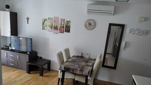 Dining - Gesamte Wohnung in Gradac mit Möbliertem Balkon by Interhome (Gradac)