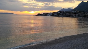 Beach - Gesamte Wohnung in Gradac mit Möbliertem Balkon by Interhome (Gradac)