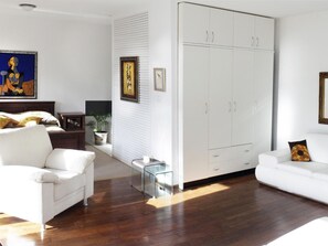 Télévision, cheminée, lecteur de DVD