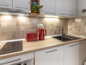Fridge, microwave, oven, dishwasher - Apartment mit kleiner Terrasse by Interhome (Makarska)