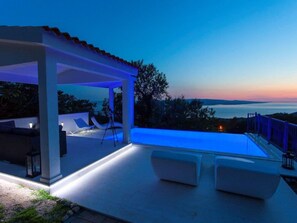Pool - "Opa Luka" mit Blick auf das Wasser by Interhome (Bast)