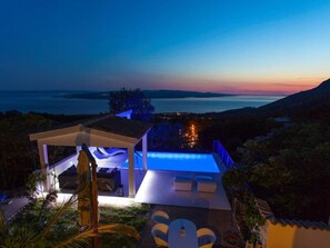 Pool - "Opa Luka" mit Blick auf das Wasser by Interhome (Bast)