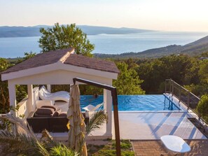 Pool - "Opa Luka" mit Blick auf das Wasser by Interhome (Bast)