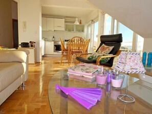 TV - Tolles Apartment mit schönem Panoramablick by Interhome (Bast)
