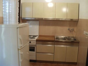 Fridge, oven, cookware/dishes/utensils - Appartement in Jelsa mit Garten und Grill by Interhome (Hvar/Jelsa)
