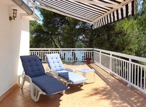 Terrace/patio - "Amphora" mit Blick auf das Wasser by Interhome (Hvar/Vrboska)