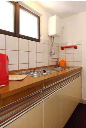 Fridge, microwave, cookware/dishes/utensils - Appartement "Adriana" mit Blick auf das Wasser by Interhome (Hvar/Vrboska)