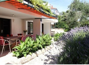 Outdoor dining - Appartement "Adriana" mit Blick auf das Wasser by Interhome (Hvar/Vrboska)