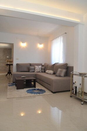 TV, caminetto, lettore DVD