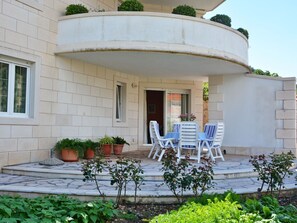 Outdoor dining - "Mladinic A1" mit Terrasse by Interhome (Brač/Pučišća)