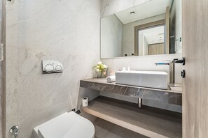 Shower, hair dryer, bidet, towels - Community View , 15minutes to Miracle Garden – Oxford Boulevard, Jumeirah Village Circle (Dubai)