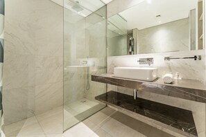 Shower, hair dryer, bidet, towels - Community View , 15minutes to Miracle Garden – Oxford Boulevard, Jumeirah Village Circle (Dubai)