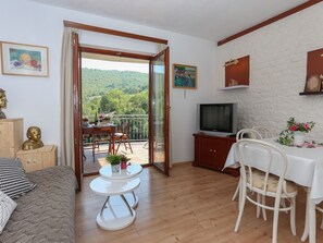 TV, DVD player - Schönes Ferienhaus in Grab mit Privatparkplatz und Bergblick by Interhome (Trilj)