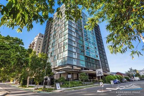 Exterior - 2Br, 2 Bath Unit with River Views, Parking & Wifi (Kangaroo Point)