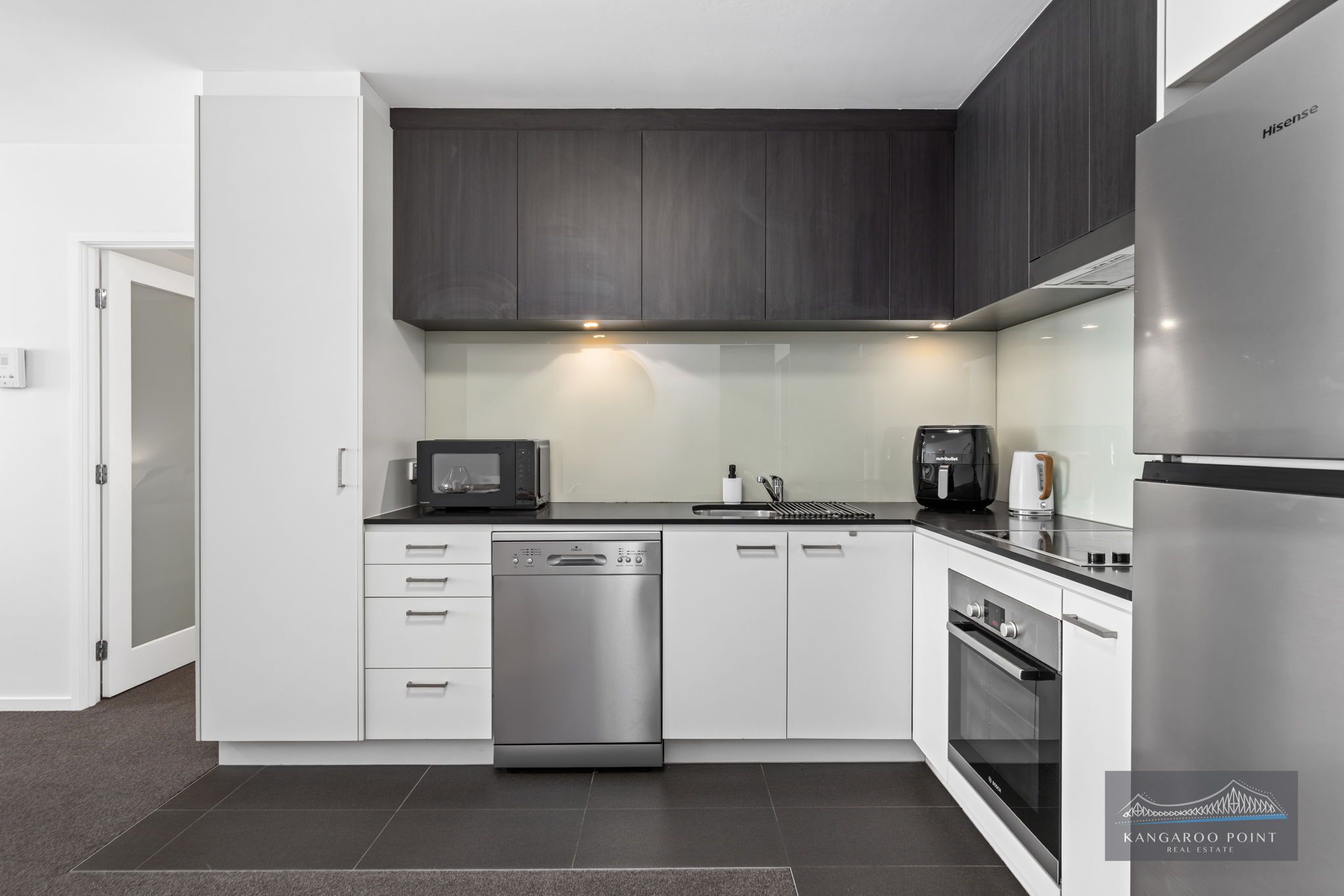 冷蔵庫、電子レンジ、オーブン、コンロ