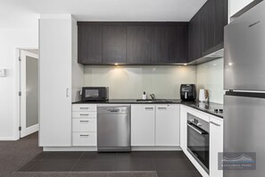 Fridge, microwave, oven, stovetop - 2Br, 2 Bath Unit with River Views, Parking & Wifi (Kangaroo Point)