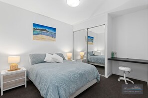 2 bedrooms, desk, iron/ironing board, free WiFi - 2Br, 2 Bath Unit with River Views, Parking & Wifi (Kangaroo Point)