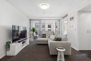Smart TV - 2Br, 2 Bath Unit with River Views, Parking & Wifi (Kangaroo Point)