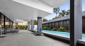 Outdoor pool - 2Br, 2 Bath Unit with River Views, Parking & Wifi (Kangaroo Point)