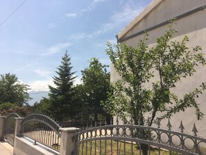 Property grounds - in Katuni mit privatem Parkplatz by Interhome (Katuni)