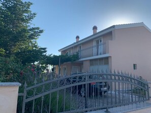 Exterior - in Katuni mit privatem Parkplatz by Interhome (Katuni)
