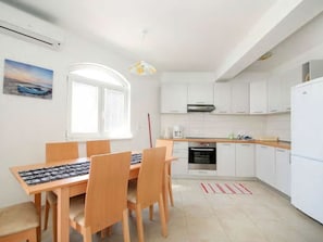 Fridge, oven, dishwasher, cookware/dishes/utensils - Appartement mit Blick auf das Wasser by Interhome (Medici)