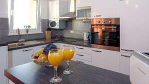 Luokittelematon kuva, 3 kautta 33, painike