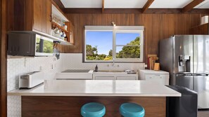 Kylskåp, ugn, spishäll och diskmaskin