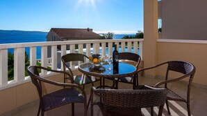 Outdoor dining - in Dugi Rat mit Großer Terrasse by Interhome (Dugi Rat)