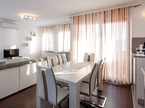 Dining - Appartement in Dugi Rat mit Großer Terrasse by Interhome (Dugi Rat)