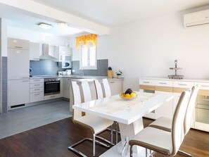Dining - in Dugi Rat mit Großer Terrasse by Interhome (Dugi Rat)
