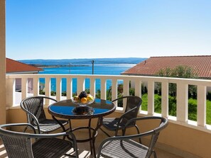 Outdoor dining - in Dugi Rat mit Großer Terrasse by Interhome (Dugi Rat)